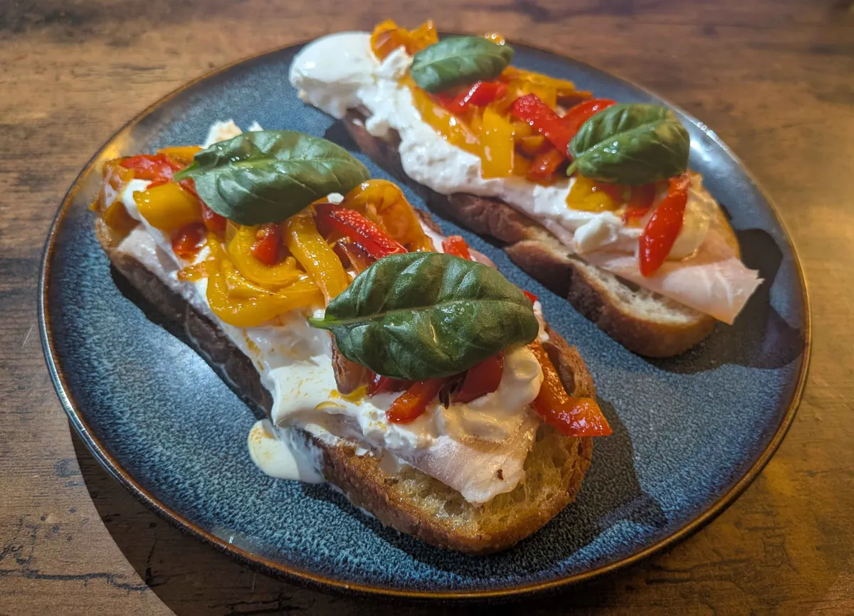 Bruschettas aux poivrons & burrata